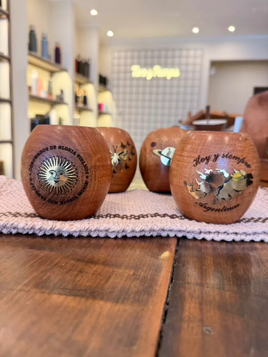 Mate de  algarrobo con aplique